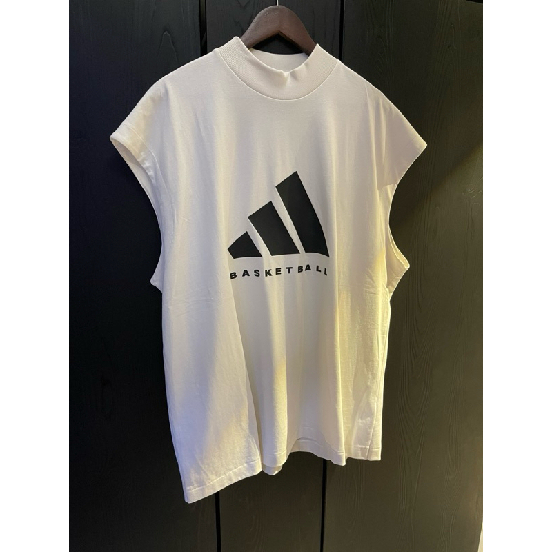 Adidas BASKETBALL special White. Oversize. Rarely Worn. 100% original. Size M. baju kutungan olahrag