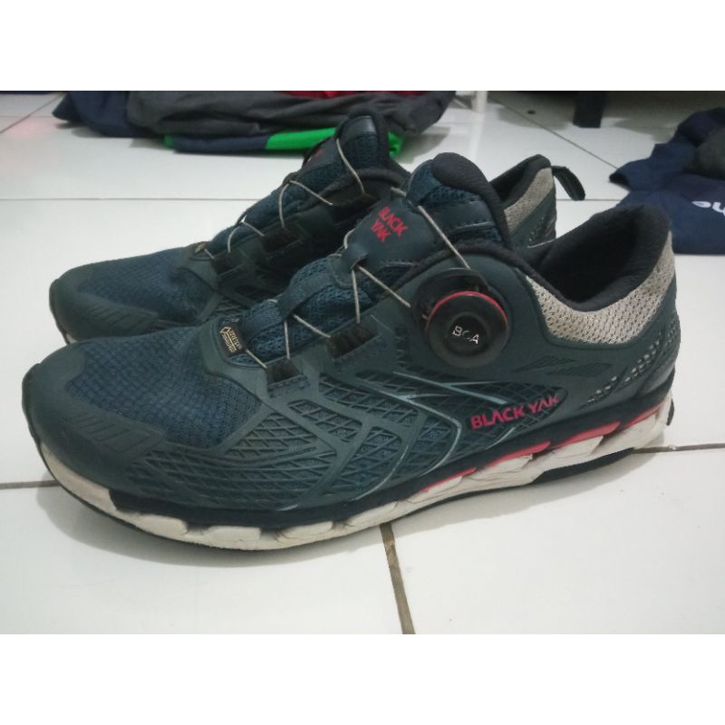 sepatu tracking black yak goretex boa sistem