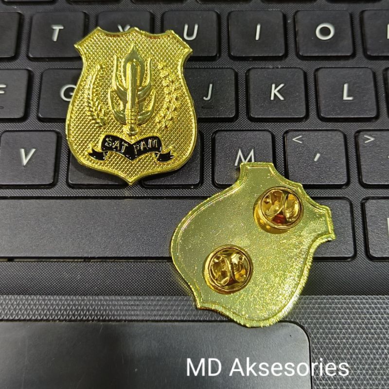 Pin Kewenangan Satpam Gold Kecil Seragam Safari Bahan Logam Cor Tusuk