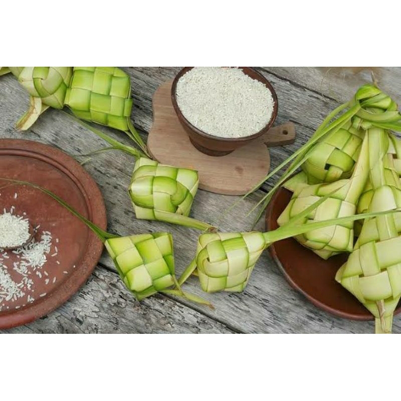 

Daun kelapa muda buat Ketupat