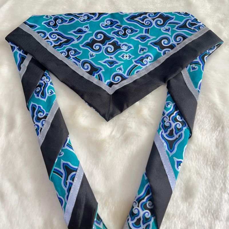 Scraf batik mega mendung ungu bahan katun gurita menyala dalam gelap