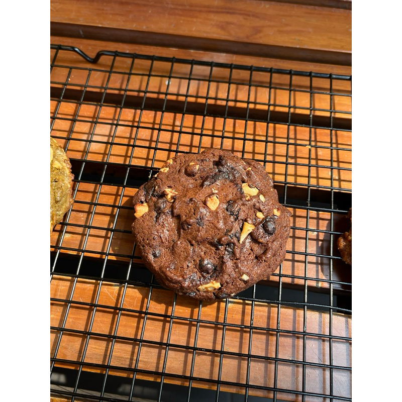 

Dark Chocolate Cashew Cookie