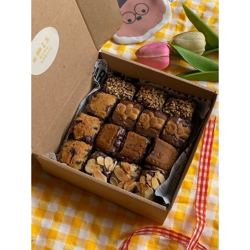 

HAMPERS BOX GIFT KADO WISUDA ULANG TAHUN BROWNIES • FREE KARTU UCAPAN