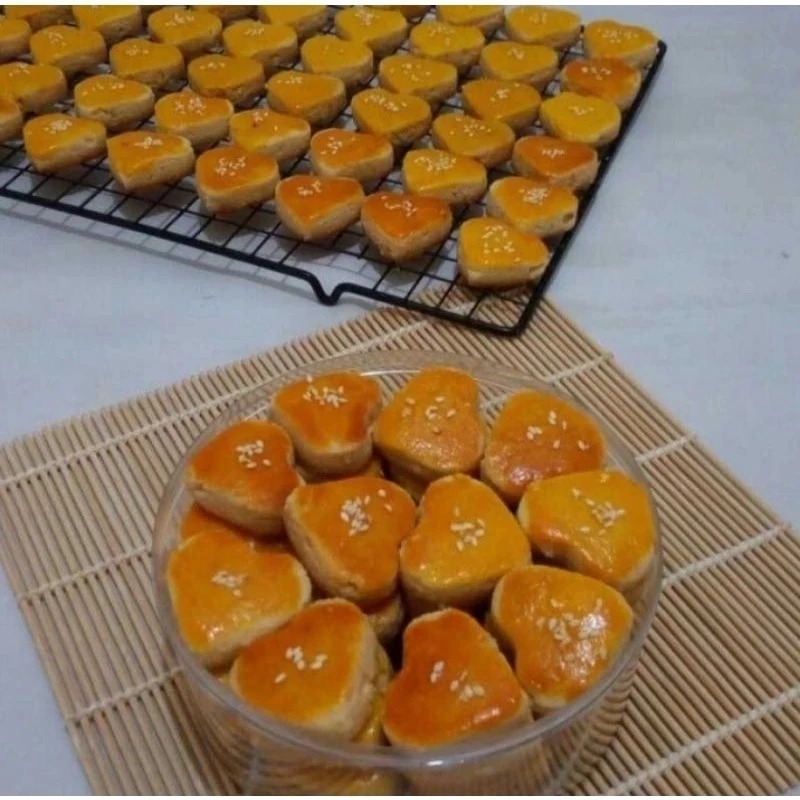 

kue kacang (produksi sendiri HOME MADE) dijamin enak banget , terasa banget kacangnya gurihh dan lezat banget