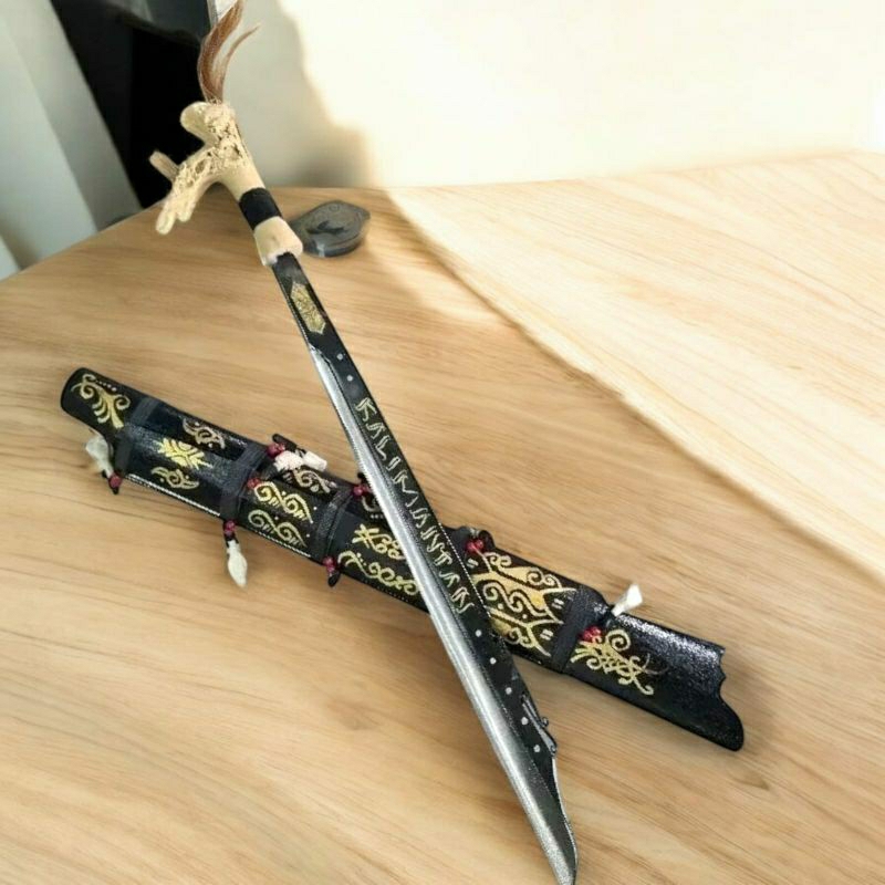 MANDAU KHAS  SUKU DAYAK KALIMANTAN MANDAU  PANJANG 65 CM