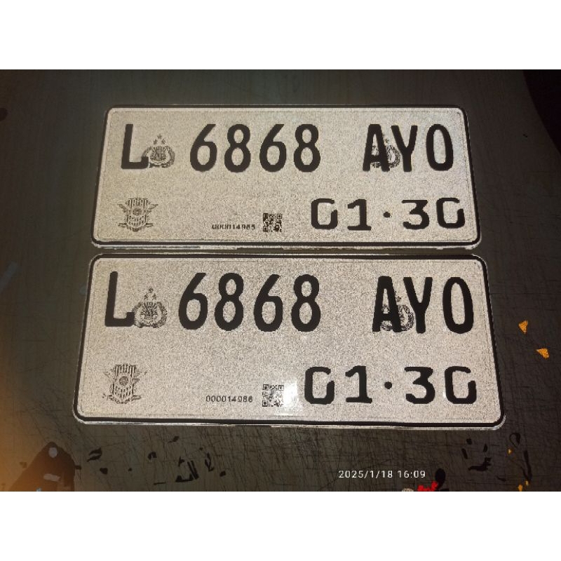 plat nomor motor reflektif putih barcode