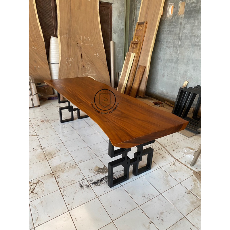 Meja Makan Solid Trembesi kaki besi