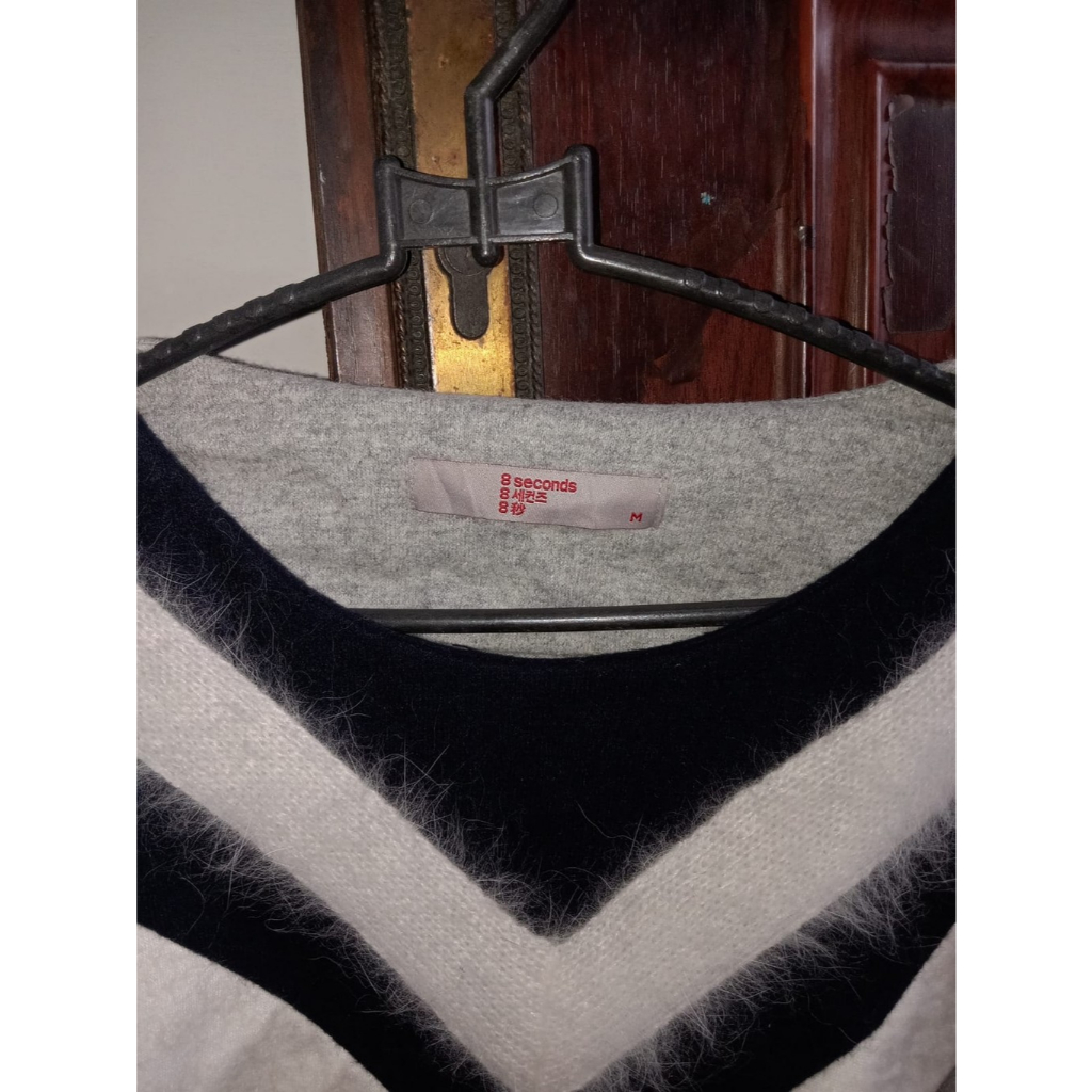 Preloved Sweater 8 Seconds