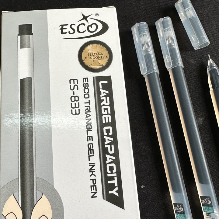 

HANYA UNTUK HARI INI Pulpen gel Esco Large Capacity ES833 TRIANGLE GEL PEN isi 12 Pcs