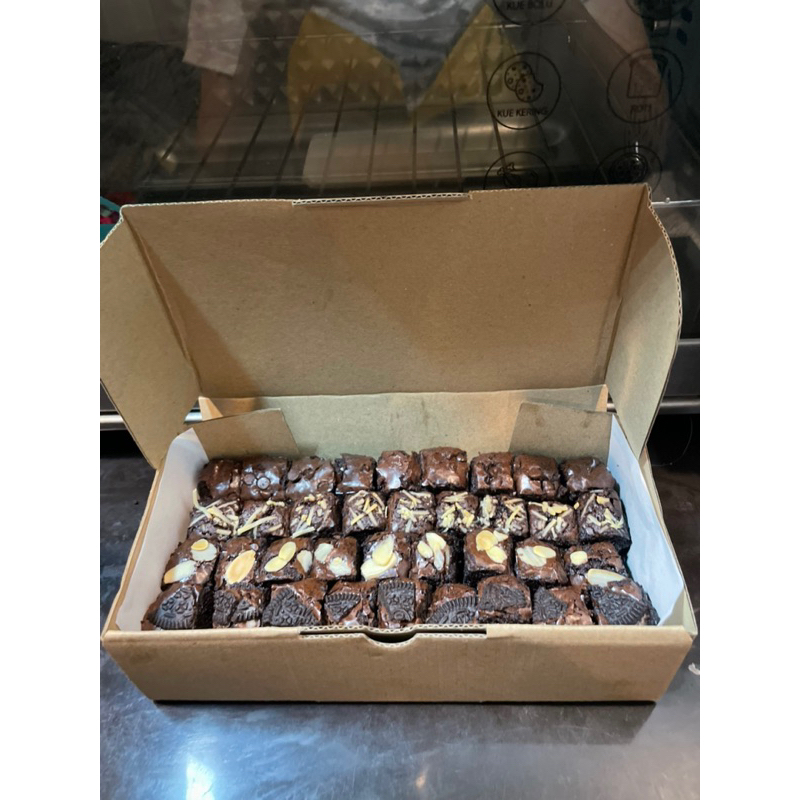 

promo!! brownies ukuran 20x10 isi 32 potong toping mix