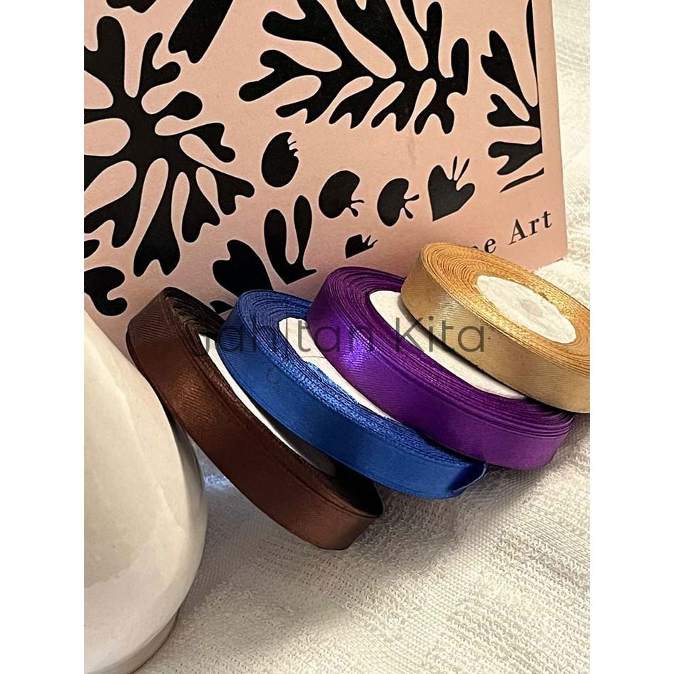 

PITA SATIN 1,5 CM PER ROLL 20 YARD BERBAGAI WARNA