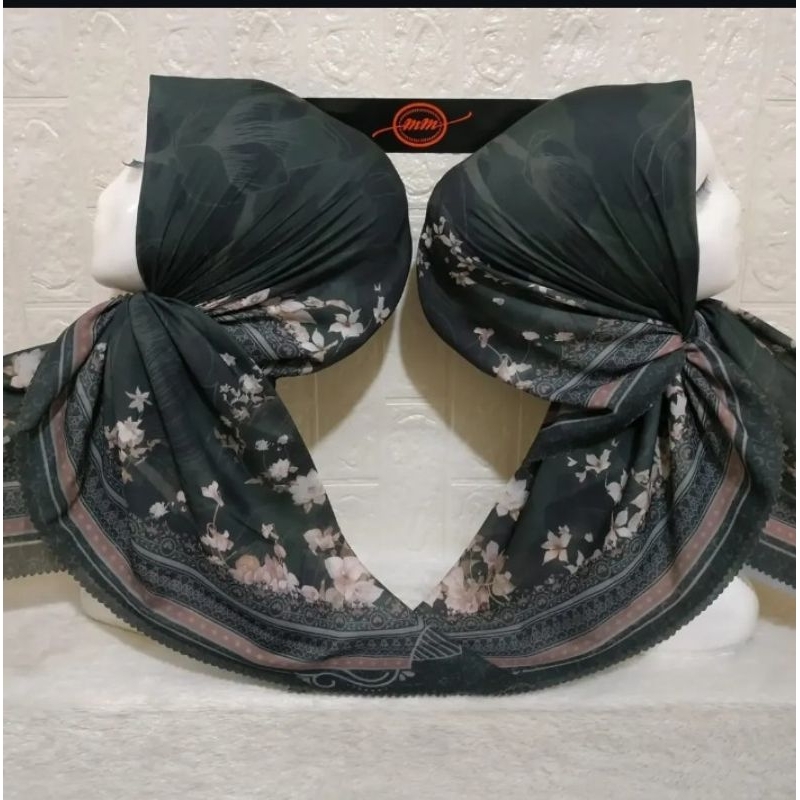 HIJAB SEGI EMPAT VOAL MOTIF VALENCIA HITAM