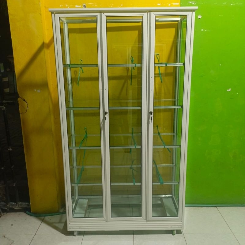 Lemari serbaguna roda alumunium putih kaca bening polos