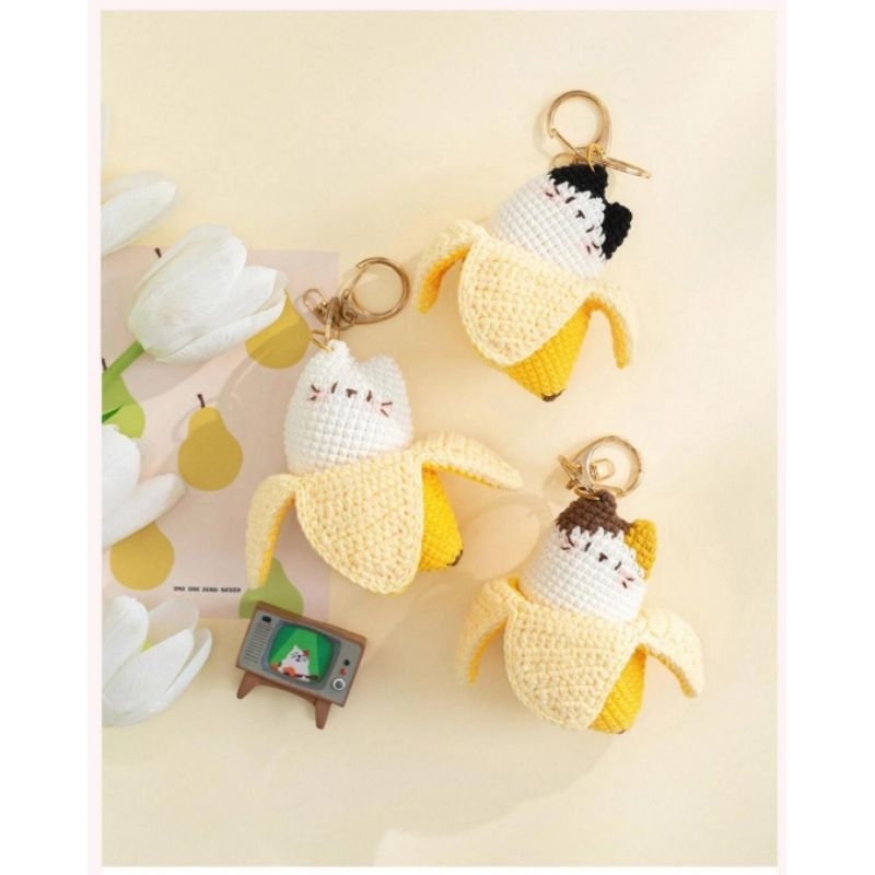 Banana cat crochet keychain / pisang kucing rajut