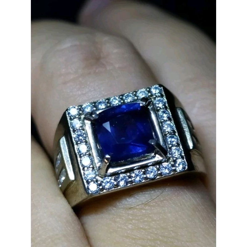Natural royal blue sapphire 2.40 cts. Noheat. Srilanka