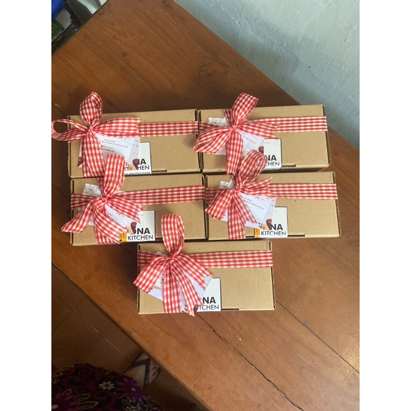 

Fudgy BRONIS hampers fudgy brownies ukuran 20x10 dna kitchen + pita dan greeting card