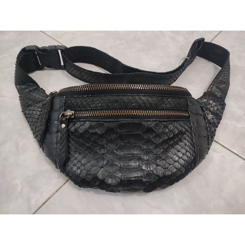 Tas selempang pria model WAISTBAG, dari kulit ular piton, harga pengrajin