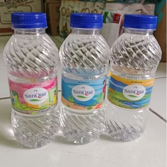 SanQua air mineral 220 ml 1 dus isi 24 botol mini