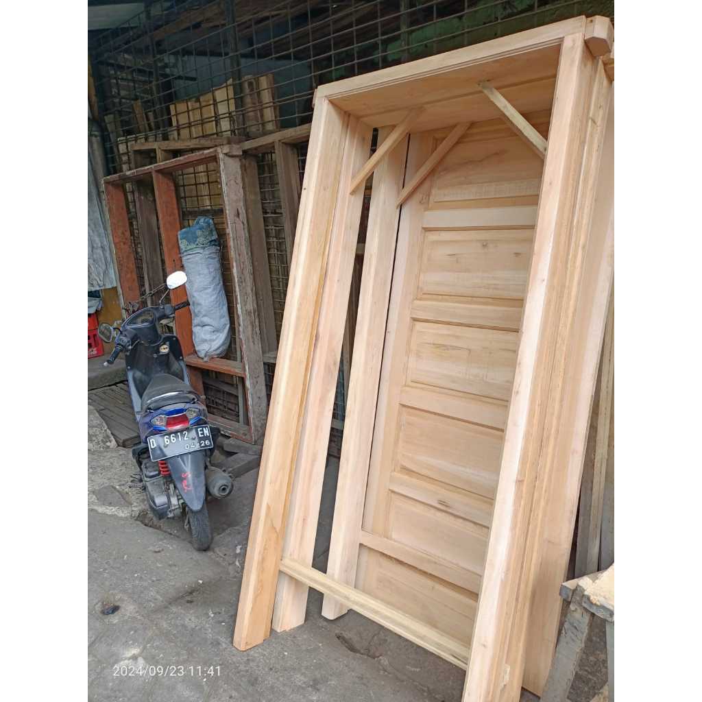 Kusen dan pintu rumah kayu lokal