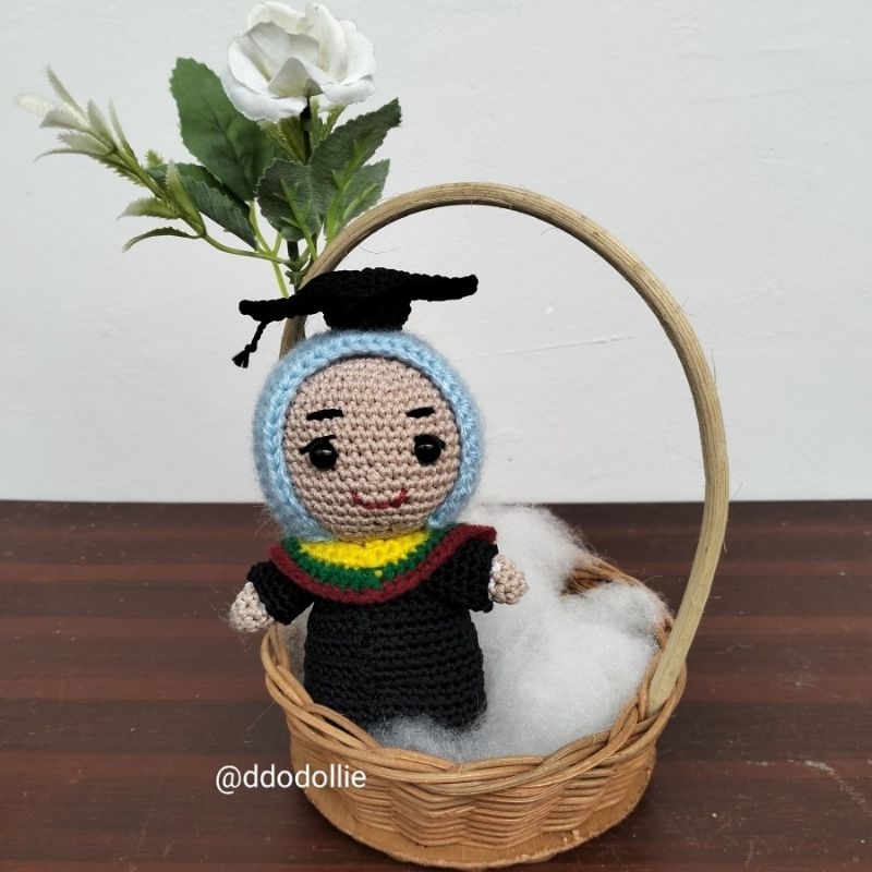 Boneka Rajut Wisuda