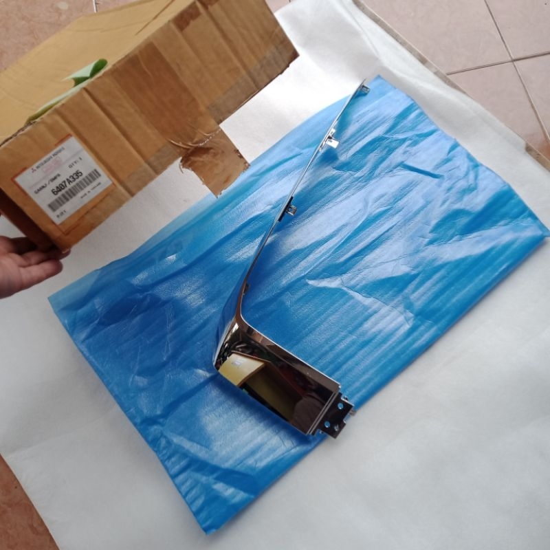 moulding bumper depan kiri atas Mitsubishi Triton tahun 2022 -2024