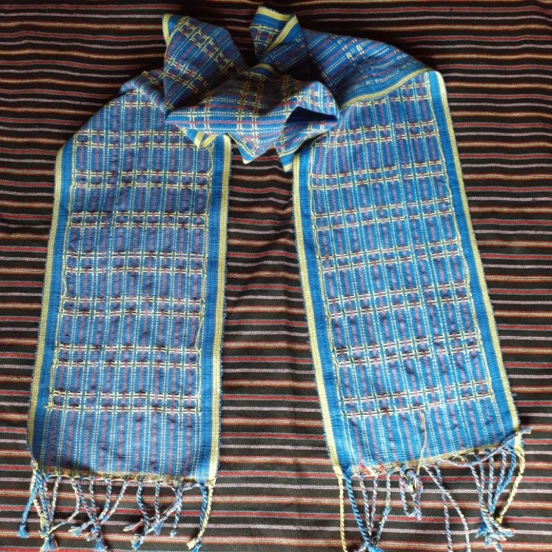 Syal selendang terbuat dari kain tenunan asli baduy
