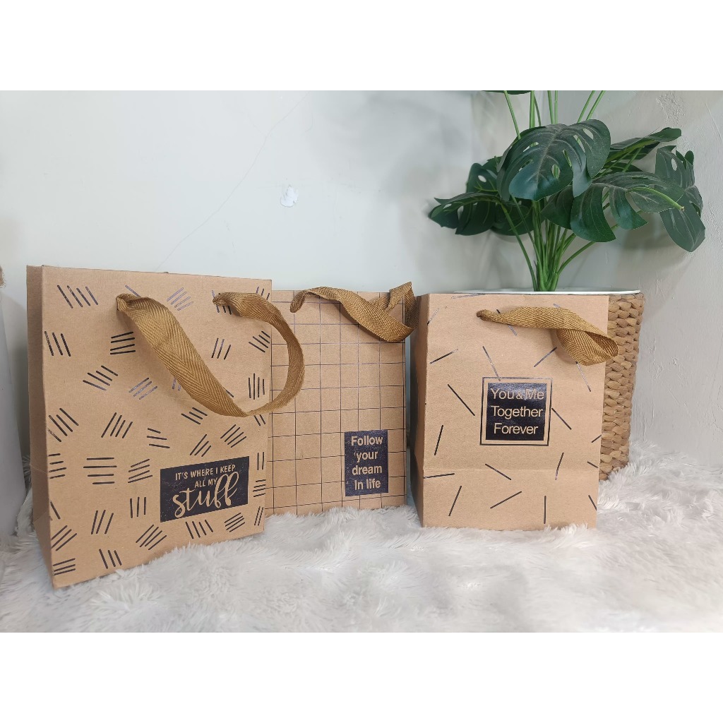 

Paperbag Karakter Kado / Bungkus Tas Kado Karakter / Paperbag Lucu Berbagai Ukuran