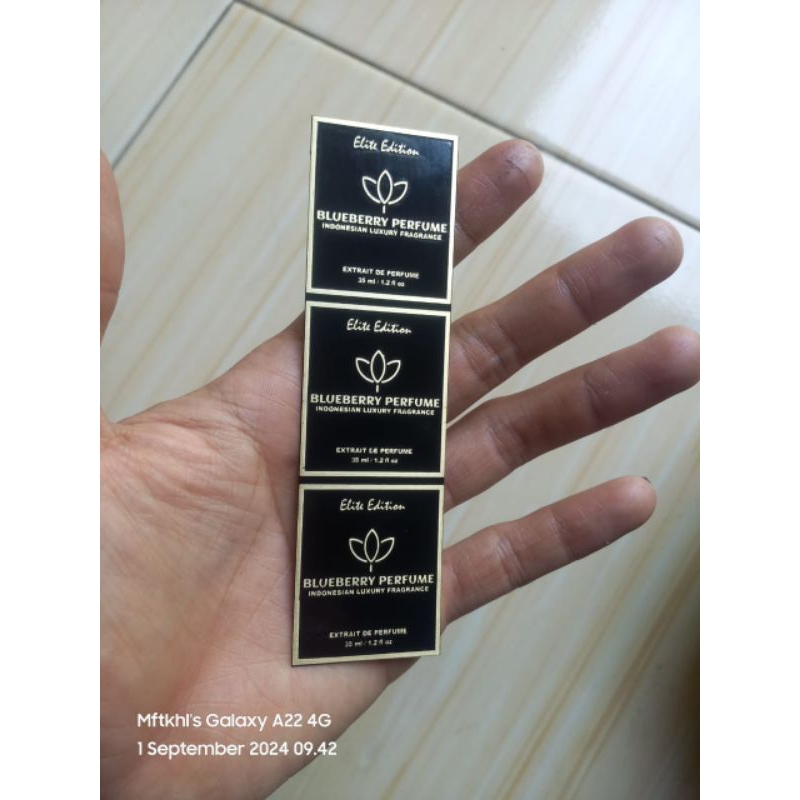 

Label plate custom untuk parfum.