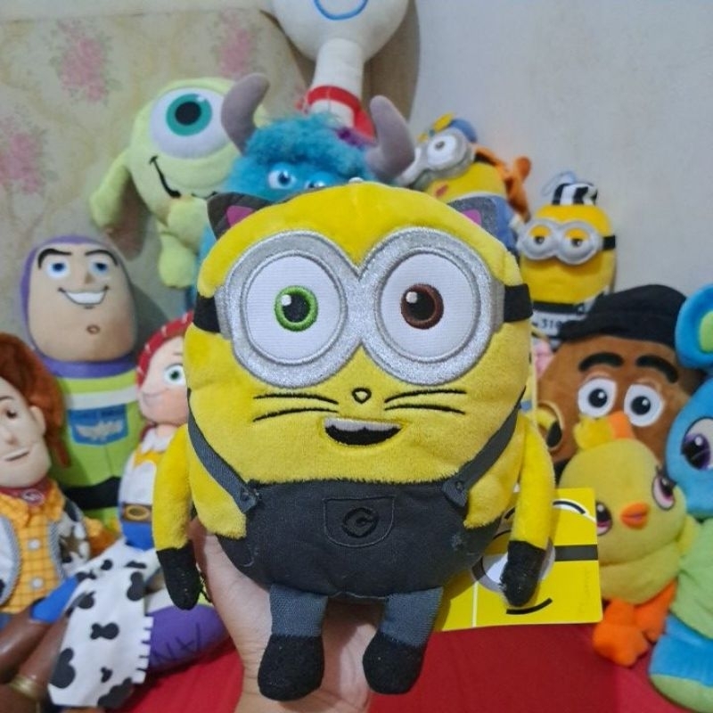 Boneka minion Bob kuncing