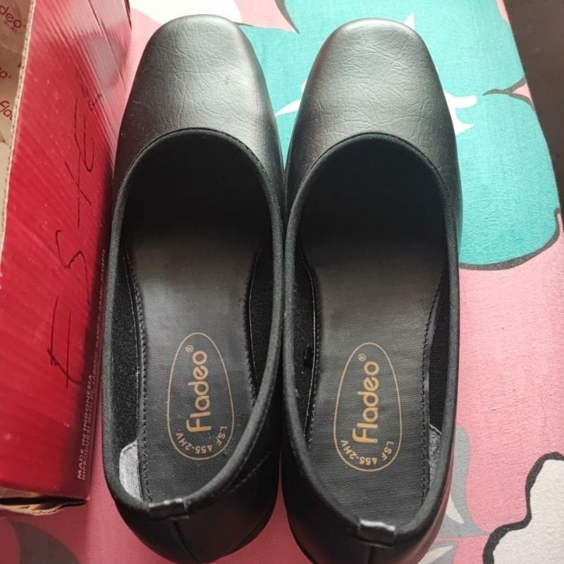 Preloved Like New Sepatu Wanita Pantofel Fladeo Hitam Size 40