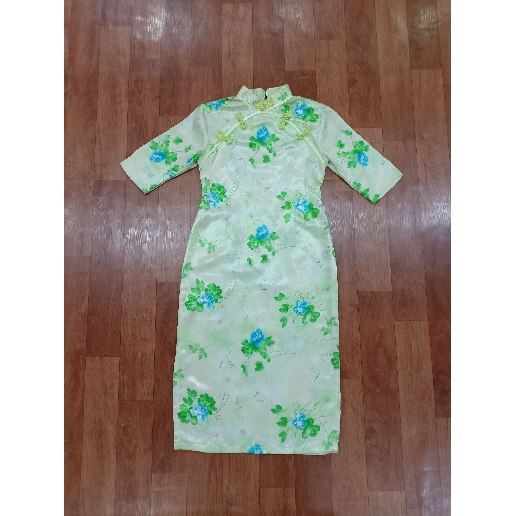 Cheongsam Terusan Wanita Warna Hijau Muda Dengan Motif Bunga Biru