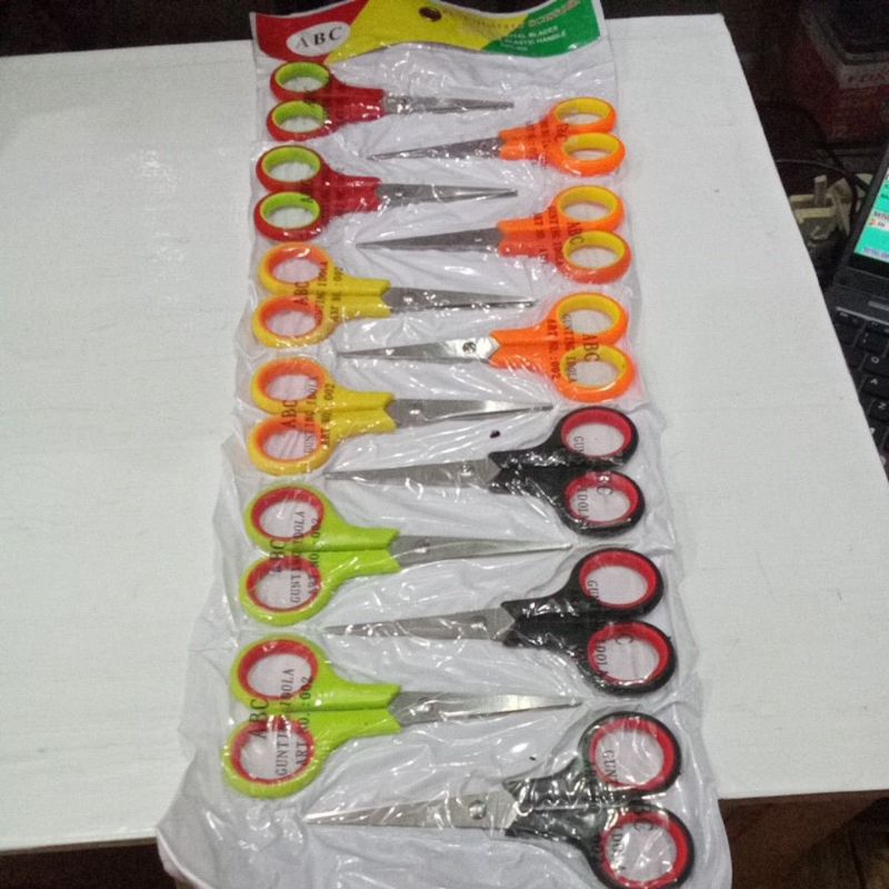 

Gunting renceng 5 inch Warna warni/ harga untuk 12pcs 1 renceng/ murah