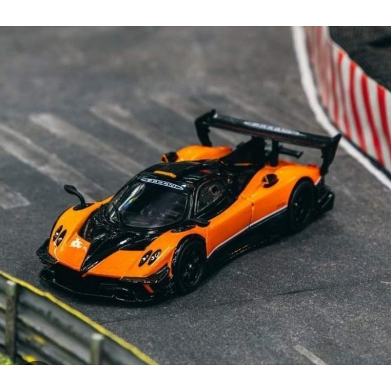 Tarmac pagani zonda Revolucion orange