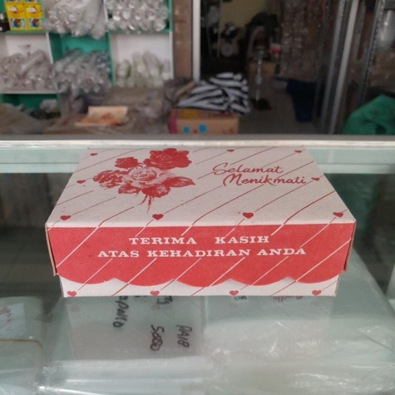 

Dus Snack Bunga Merah Non Aqua Ukuran 14x10x4,5 Cm