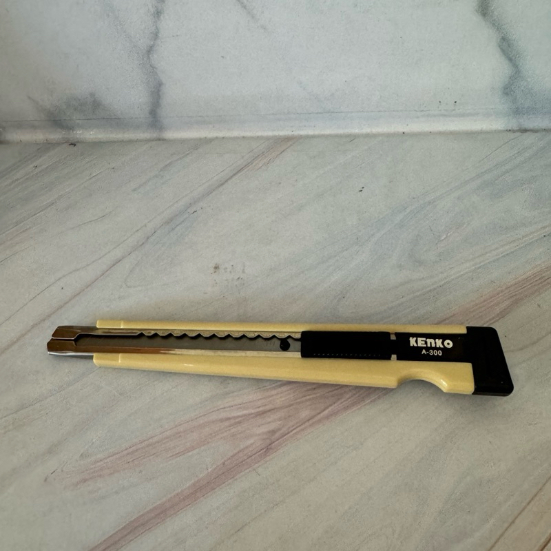 

cutter kecil pemotong kertas pisau kenko A-300