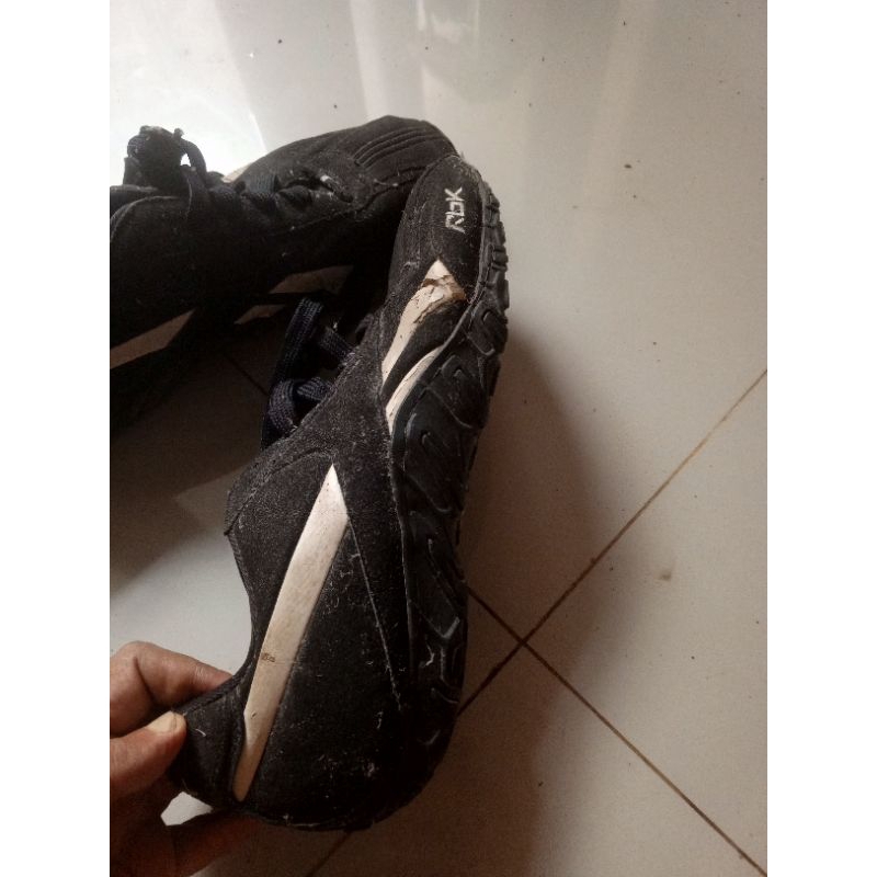 Sepatu Reebok Vintage Ukuran 30 cm Warna Hitam Beli th 2008 Koleksi Pribadi
