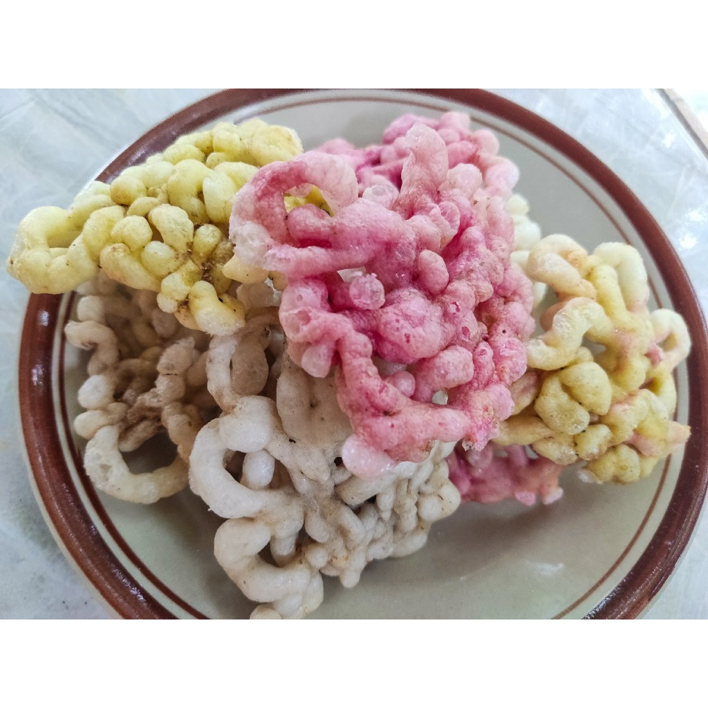 

Krupuk Mlarat bentuk Kembang / Kerupuk Melarat Berbunga bunga warna warni / Makanan Khas Asli Cirebon dibuat dengan pasir