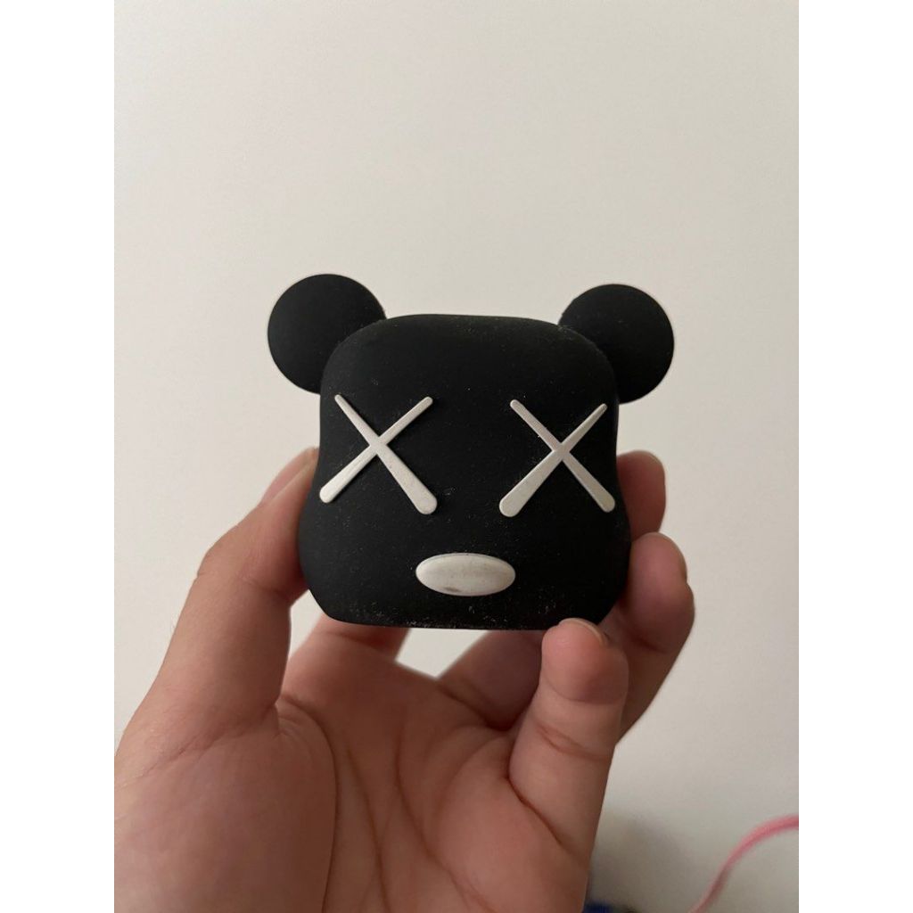 Pelindung case cover adaptor kepala charger iphone kaws
