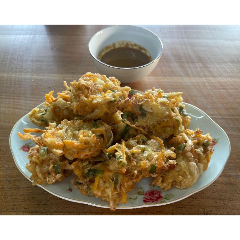 

Bakwan sayur gurih setengah matang dan sambal kacang (10 bakwan)