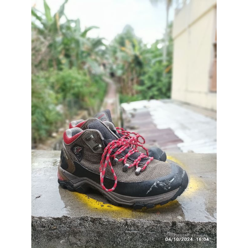 Sepatu Black Yak second