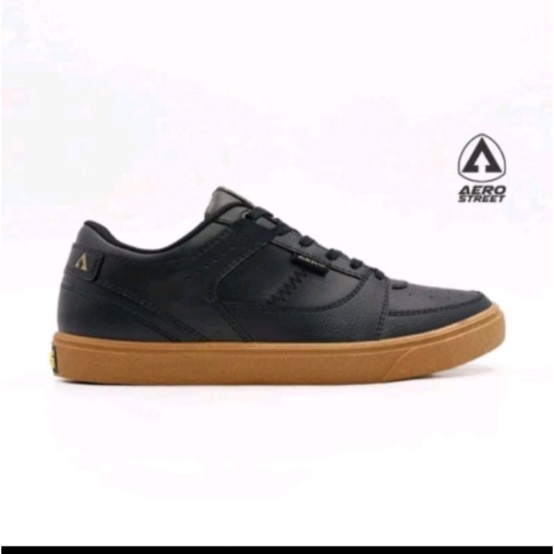 sepatu Aerostreet hoops hitam coklat .