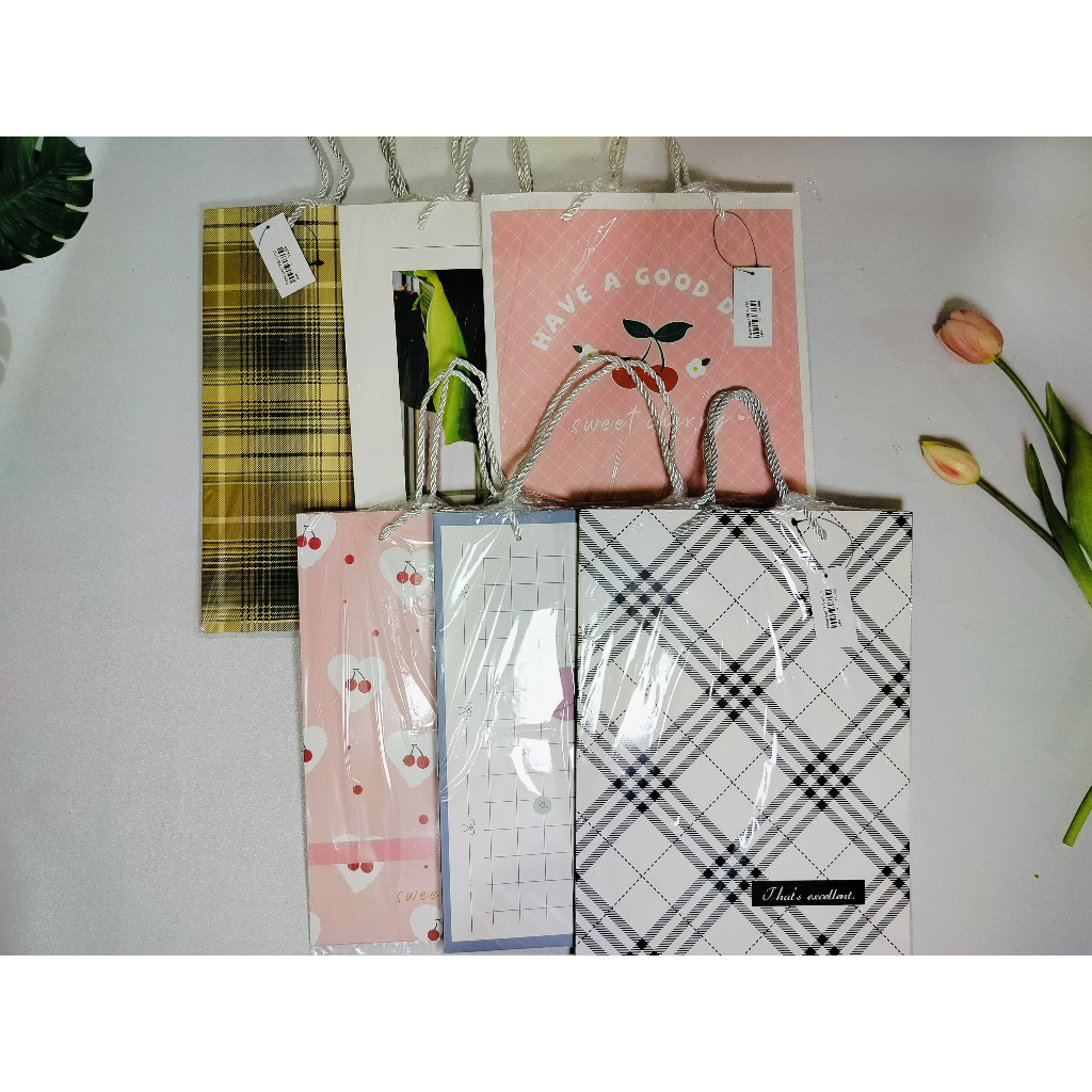 

Surprice Paperbag Tali 18x23x10 cm Motif Buah / Paper bag / Goodie bag / Tas Hadiah / Tas Kado