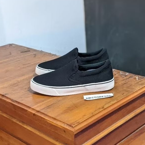 slip on black white paman samier