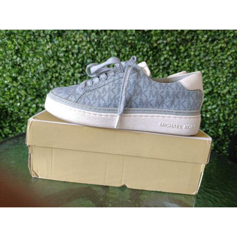 Sepatu sneakers wanita MK Original preloved