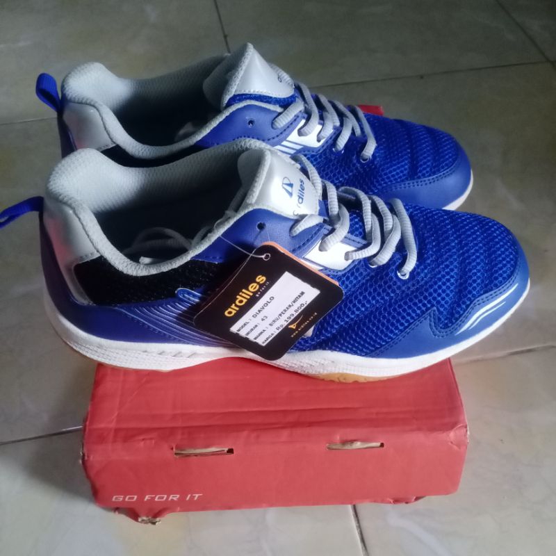 Ardiles Sepatu Badminton