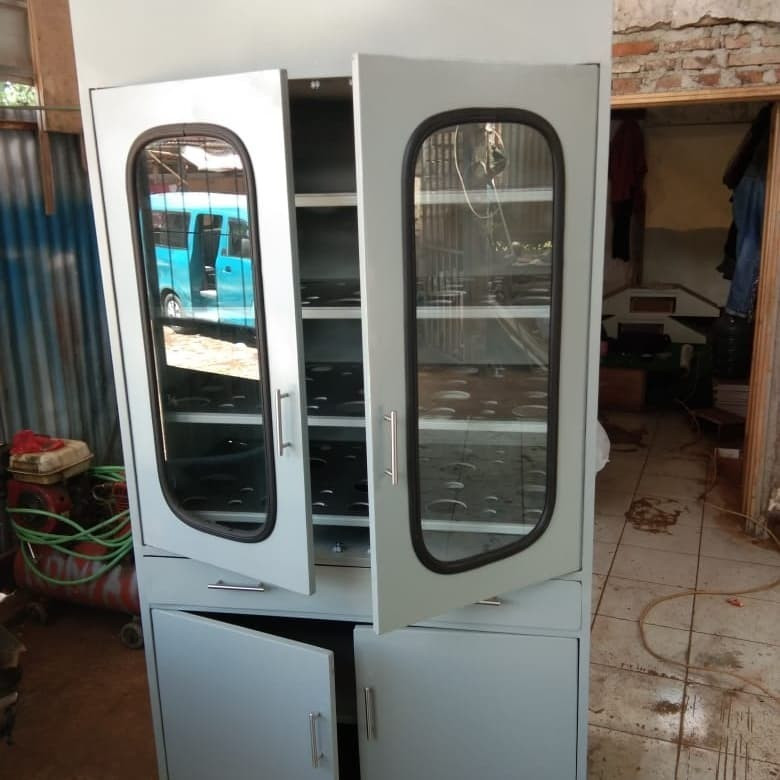 Lemari penyimpanan alat-alat laboratorium Mild steel