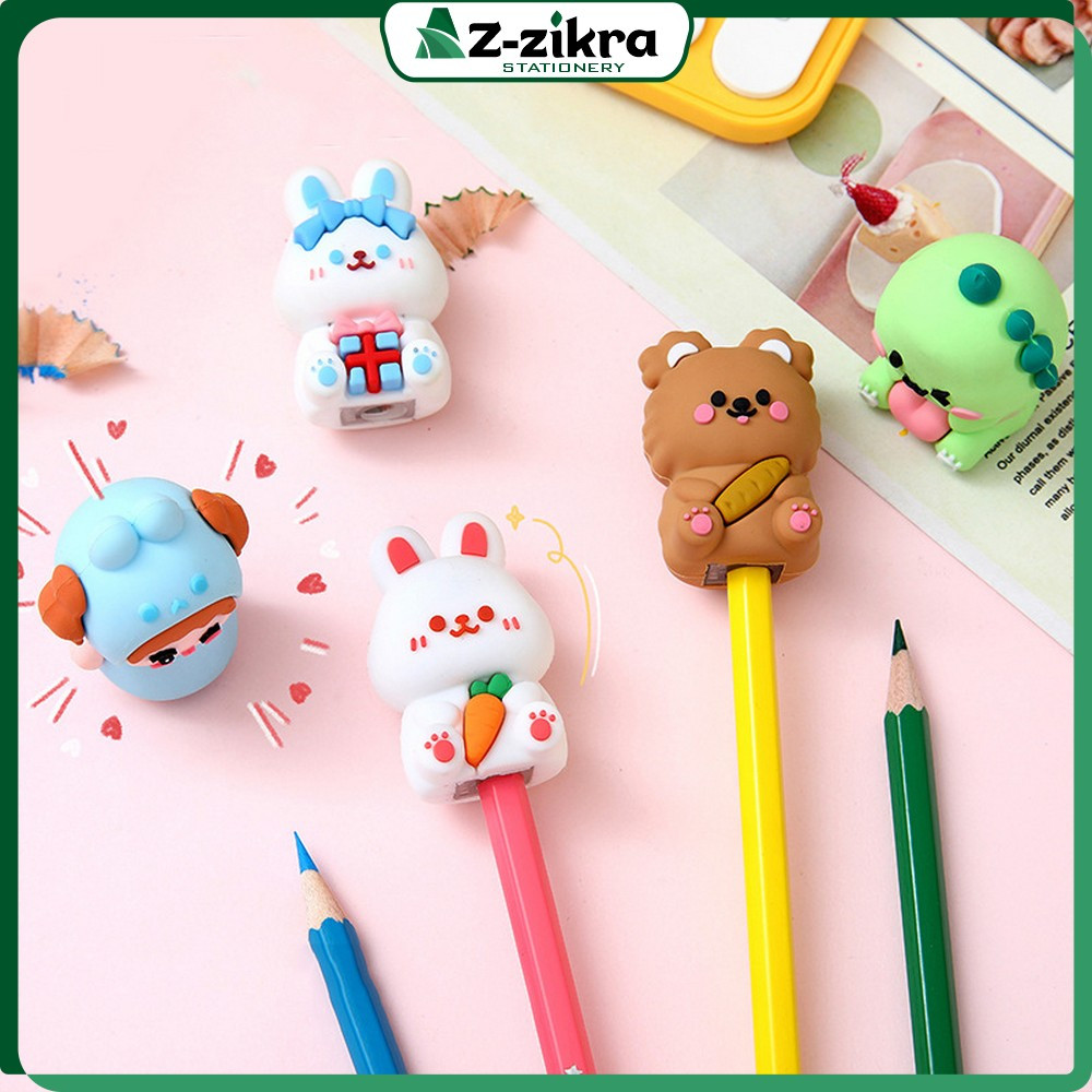 

Serutan Pensil Boneka Karakter 3D Alat Tulis Sekolah / Rautan Karakter Pencil Sharpener Import / Peruncing Pensil Boneka Az Zikra Stationery A81