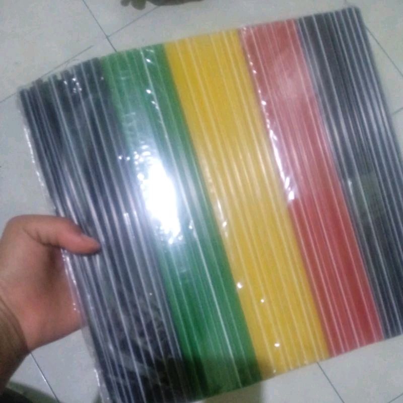 sedotan plastik berwarna