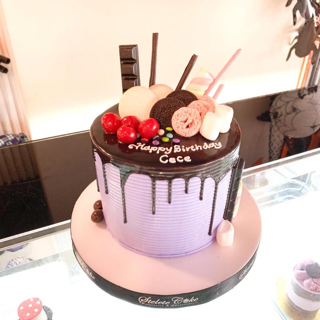 

Kue Ulang Tahun/Birthday Cake/Kue Ultah Tema Classic Purple/Kue Birthday Jakarta