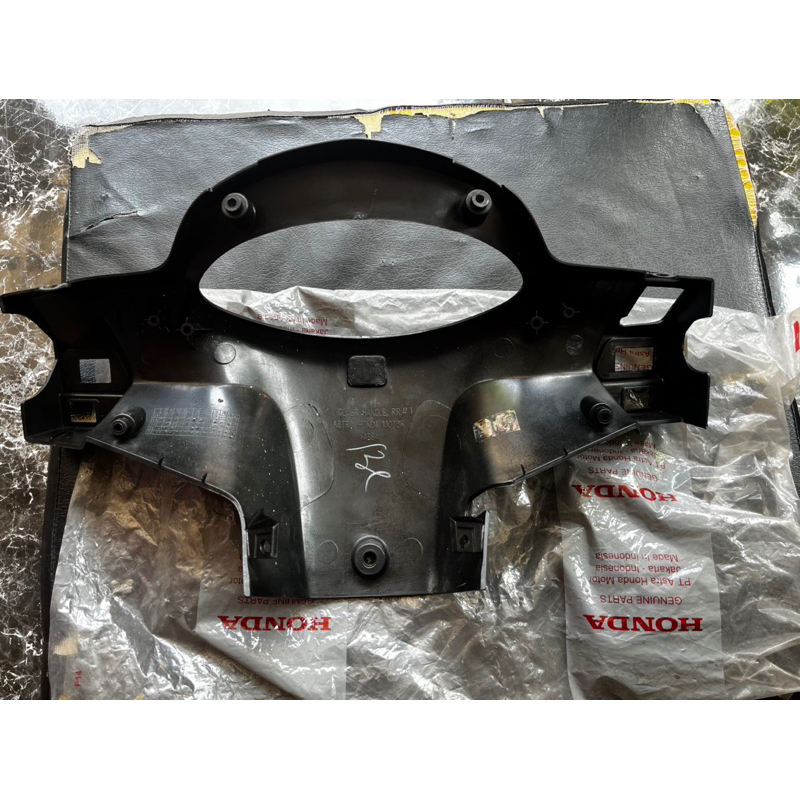 TOTOK BATOK LAMPU DEPAN BAGIAN BELAKANG HITAM HONDA KARISMA KHARISMA 125 X D ORIGINAL AHM 53206-KPH-